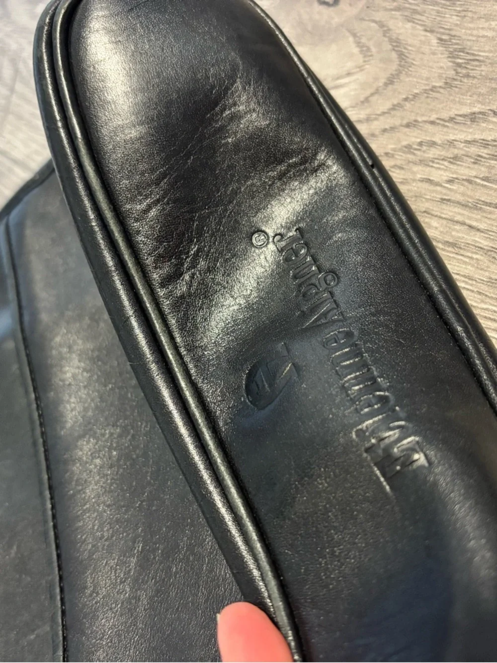 Vintage 90s Etienne Aigner Black Leather Crossbody Genuine Leather Everyday Bag - Picture 2 of 6